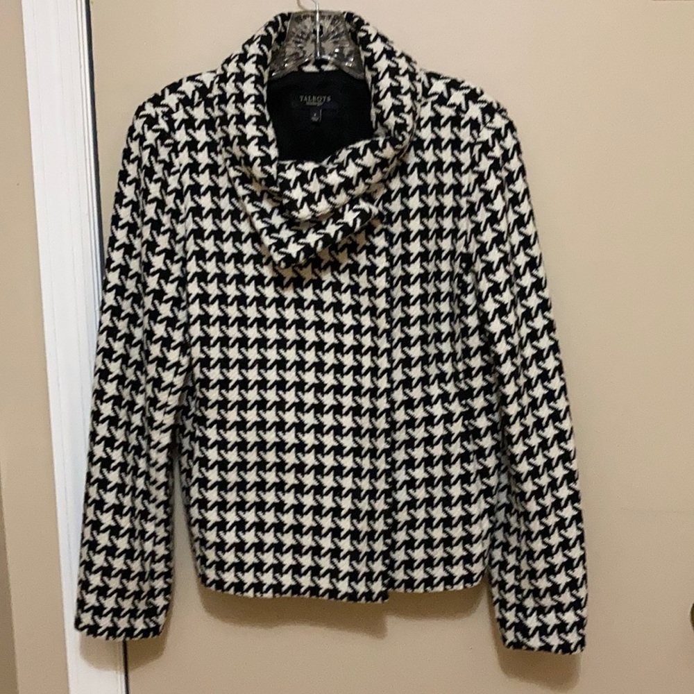 Houndstooth coat. So many ways to wear this coat collar wise. Zipper/ pockets